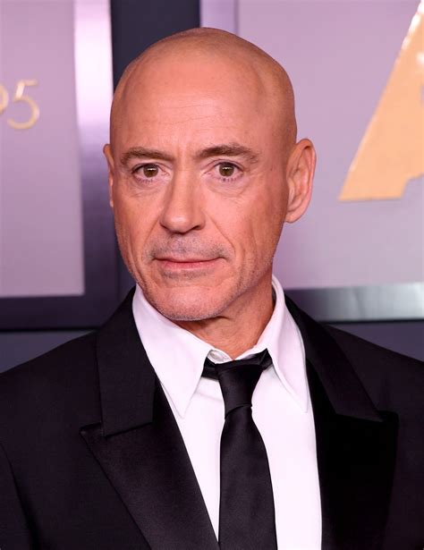 Robert Downey Jr. calvo sul red carpet: Iron Man è irriconoscibile con ...