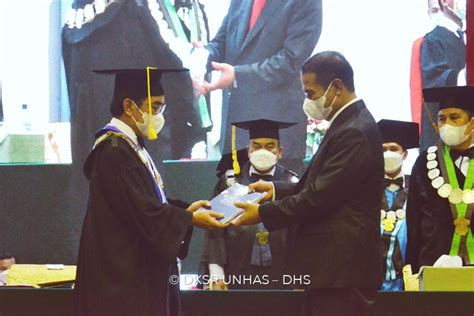 Rektor Unhas Serahkan Alumni Baru Wisuda Periode IV Tahap 1 kepada IKA ...