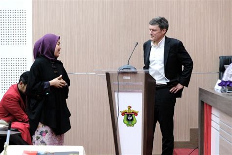 Unhas Gelar Kuliah Umum, Hadirkan Rektor Universitas Rhode Island ...