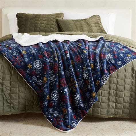 Reviews for FRESHFOLDS New Snowflake Holiday Plush Reversible Sherpa ...